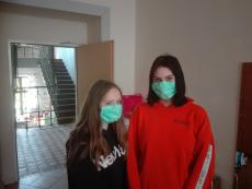 2-nastolatki-wychowanki-w-maseczkach-chroniacych-przed-koronawirusem.jpg