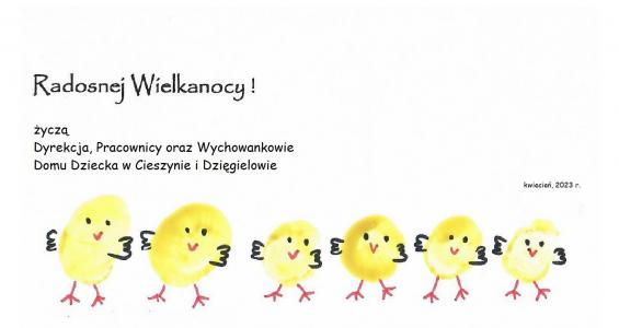 Cztery uśmiechnięte kurczaki a nad nimi napis Radosnej Wielkanocy.jpg