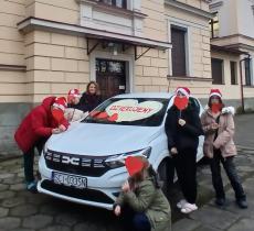dyrektor-placowki-wraz-z-wychowankami-na-tle-otrzymanego-samochodu.jpg