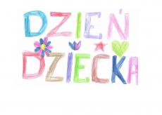 Na białek kartce wielkimi literami w różnych kolorach pisanych kredkami jest napis Dzień Dziecka.jpg