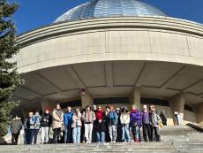 Wychowankowie wraz ze Sponsorami pod planetarium