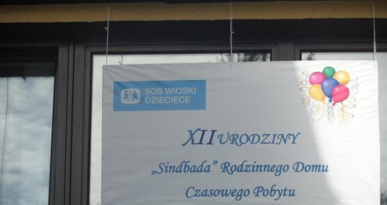 Zdjęcie plakatu zrobionego na prześcieradle na którym jest napisane XIII urodziny Sindbada - Rodzinnego Domu Czasowego Pobytu.jpg